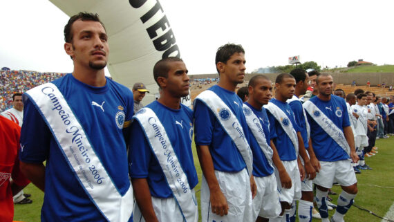Edu Dracena como jogador do Cruzeiro, em 2006 (foto: Paulo Filgueiras/Estado de Minas )