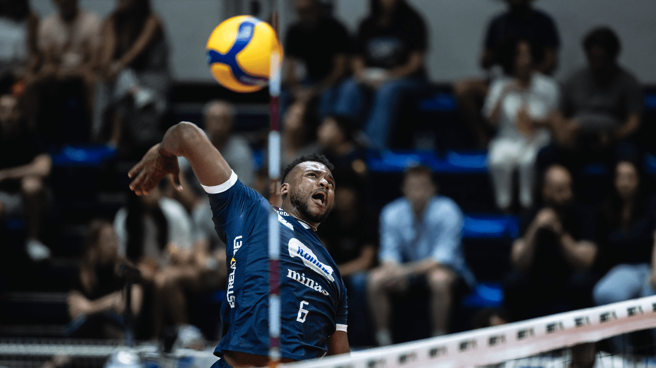 Ponteiro Paulo Vinicios, do Minas, em movimento de ataque (foto: Hedgard Moraes/Minas Tênis Clube)