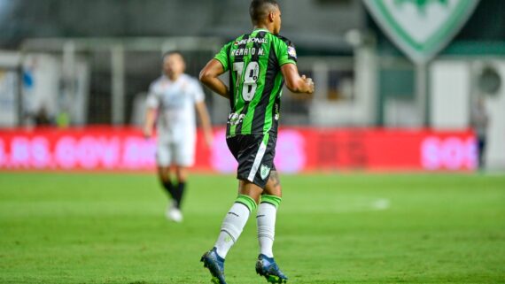 Renato Marques, atacante do América, autor do gol polêmico contra o Santos (foto: Mourão Panda/América)