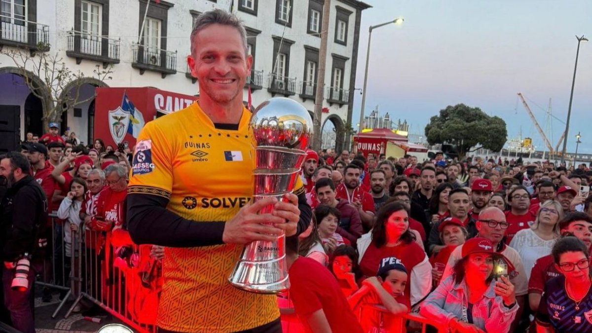 Robertinho em celebração de título em Portugal (foto: Arquivo Pessoal)