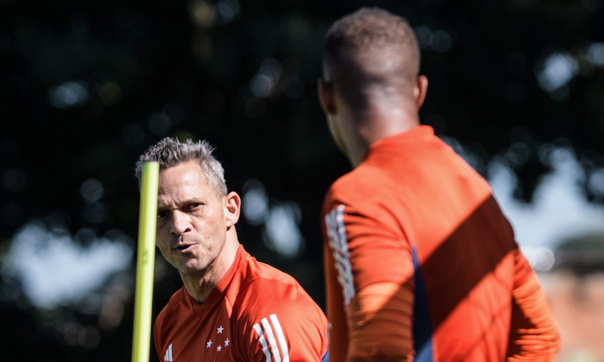 Robertinho orientando Anderson (foto: Gustavo Aleixo/Cruzeiro)