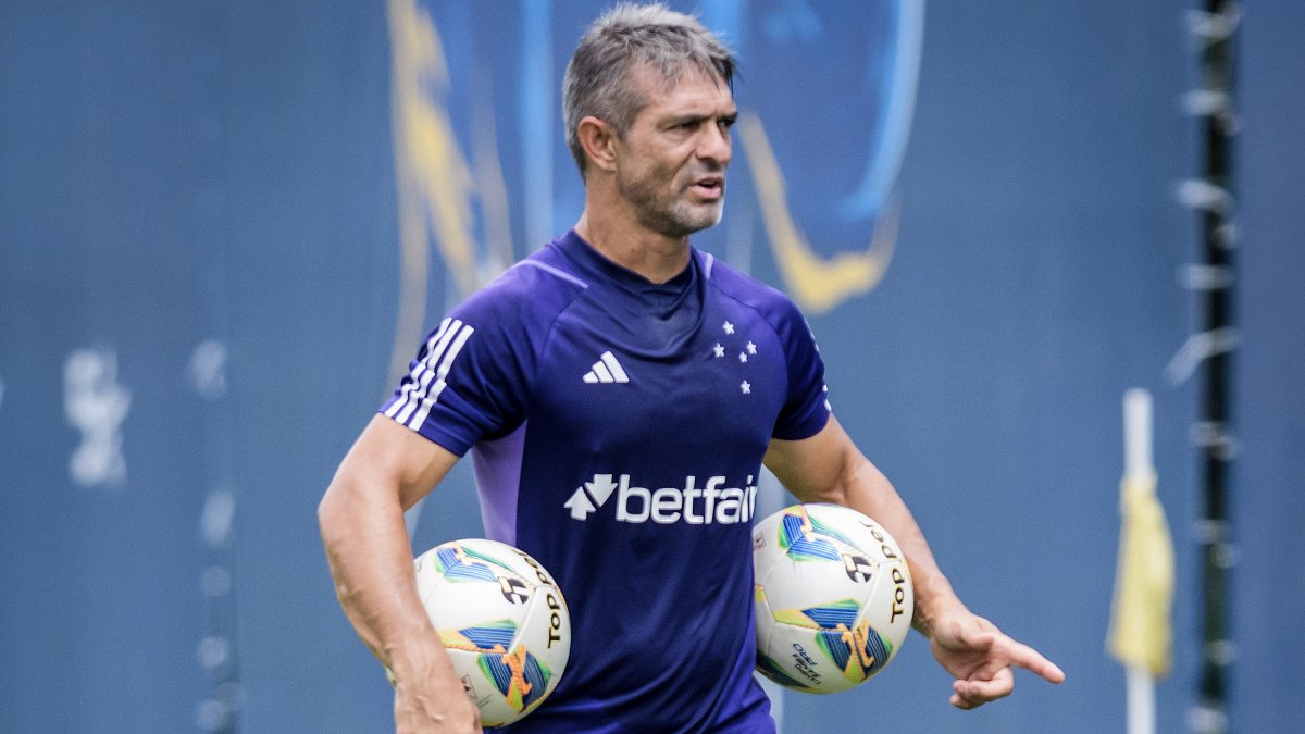 Rogério Lima em treino com goleiros do Cruzeiro (foto: Gustavo Aleixo/Cruzeiro)