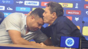 Pedrinho beija cabeça de Ronaldo (foto: Alexandre Guzanshe/EM/D.A.Press)