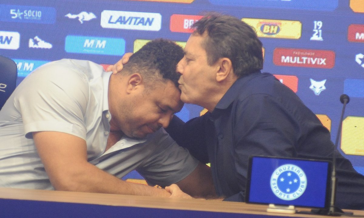 Pedrinho beija cabeça de Ronaldo (foto: Alexandre Guzanshe/EM/D.A.Press)