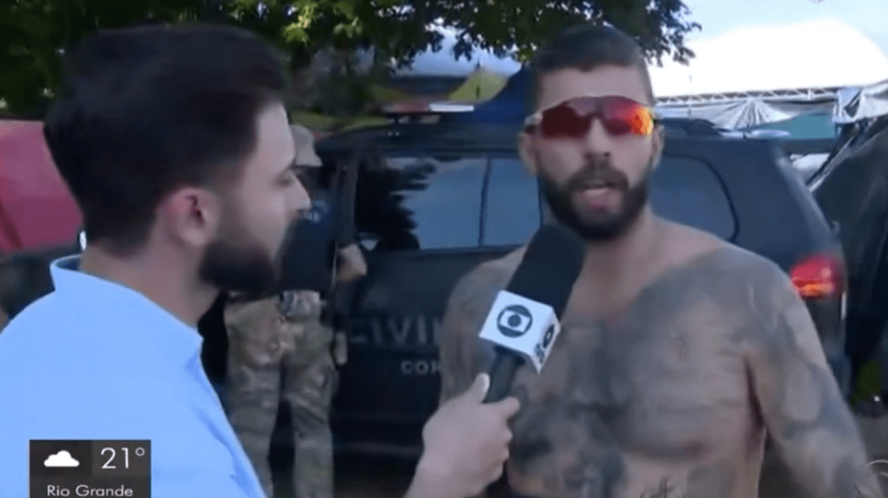 Surfista Pedro Scooby tem auxiliado no resgate as vítimas das enchentes no Rio Grando do Sul (foto: Reprodução/RBS TV)