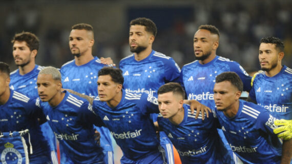 Time do Cruzeiro perfilado para foto (foto: Alexandre Guzanshe/EM/D.A.Press)