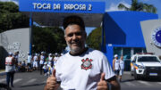 Edson Pereira, torcedor do Corinthians, na porta da Toca da Raposa 2 (foto: Gladyston Rodrigues/EM/D.A.Press)