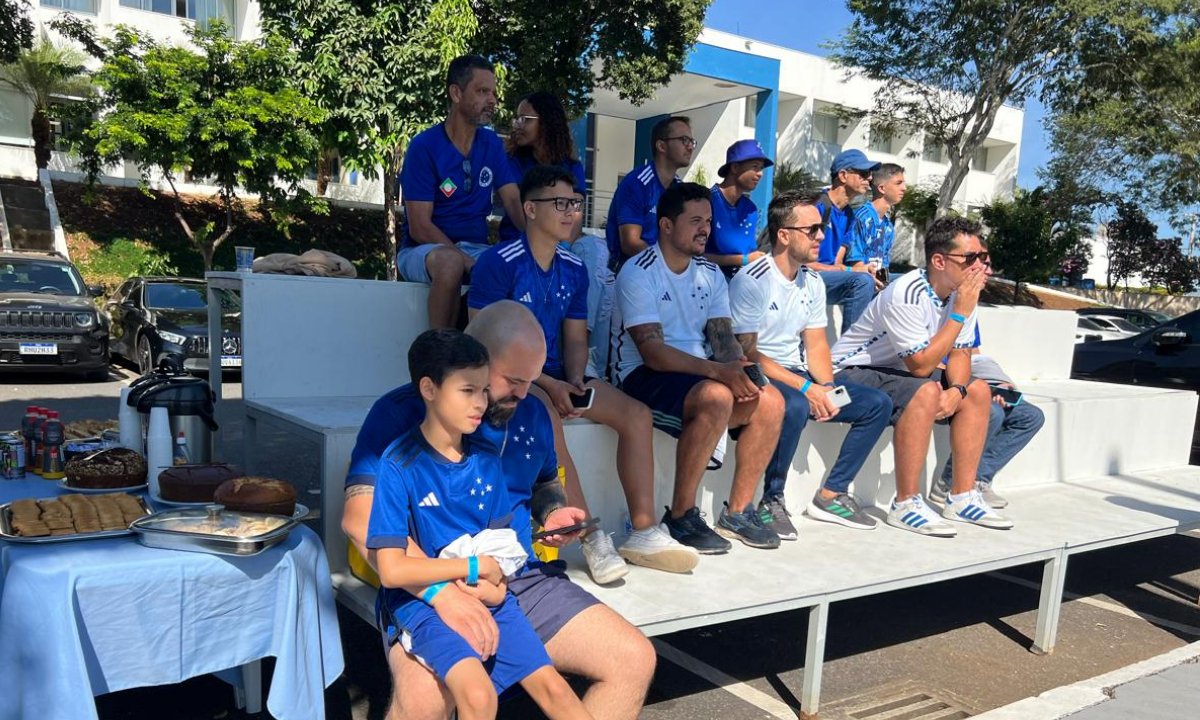 Torcedores do Cruzeiro na Toca da Raposa 2 (foto: Edesio Ferreira/EM/D.A.Press)