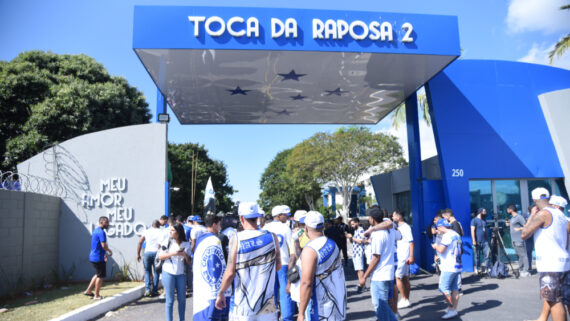 Torcida do Cruzeiro na porta da Toca da Raposa 2 (foto: Gladyston Rodrigues/EM/D.A. Press)