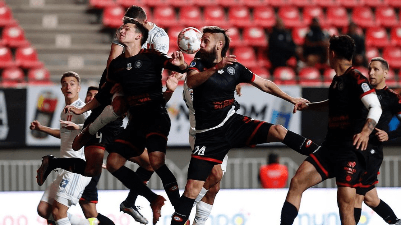 Jogadores de Unión La Calera e Universidad de Chile em jogo pelo Campeonato Chileno (foto: Carlos Parra/Comunicaciones ANFP)