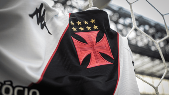 Escudo do Vasco no uniforme (foto: Matheus Lima/Vasco)