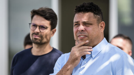 Victor Rios ao lado de Ronaldo Fenômeno (foto: Gustavo Aleixo/Cruzeiro)