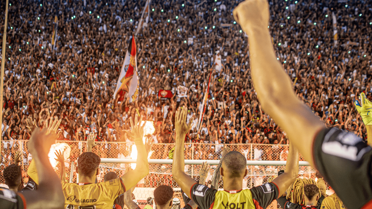 Jogadores do Vitória comemorando com a torcida após vitória sobre o Bahia (foto: Victor Ferreira/EC Vitória)