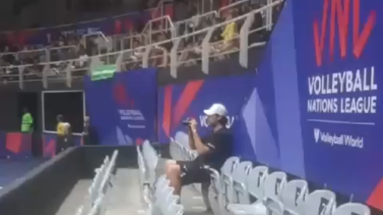 Carlos Eduardo Freire de Brito é suspeito de fotografar e filmar as partes íntimas das atletas que competiram na VNL (foto: Reprodução/Polícia Civil)