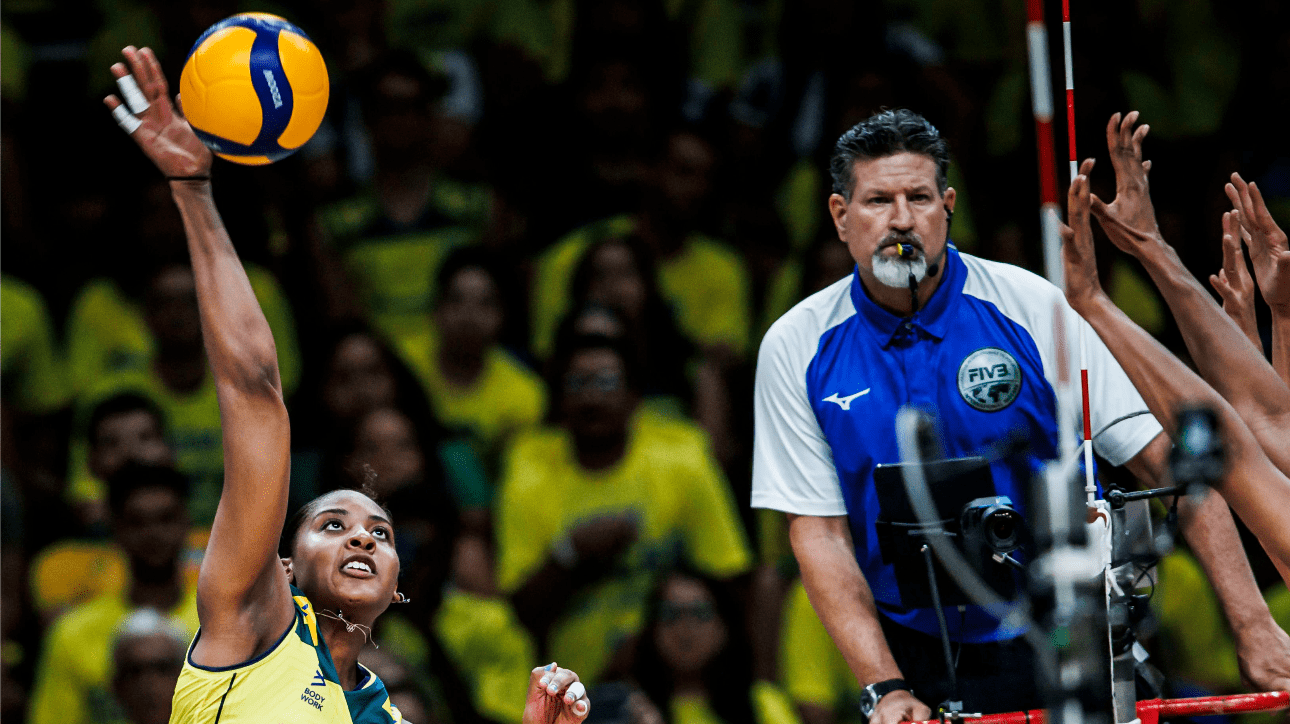 Ponteira Ana Cristina durante partida contra Canadá, pela primeira rodada da Liga das Nações Feminina de Vôlei (foto: Reprodução/FIVB)