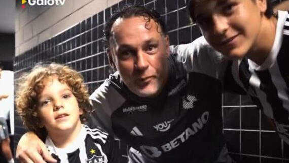Milito com os filhos no vestiário do Atlético na Arena MRV (foto: Reprodução/GaloTV)