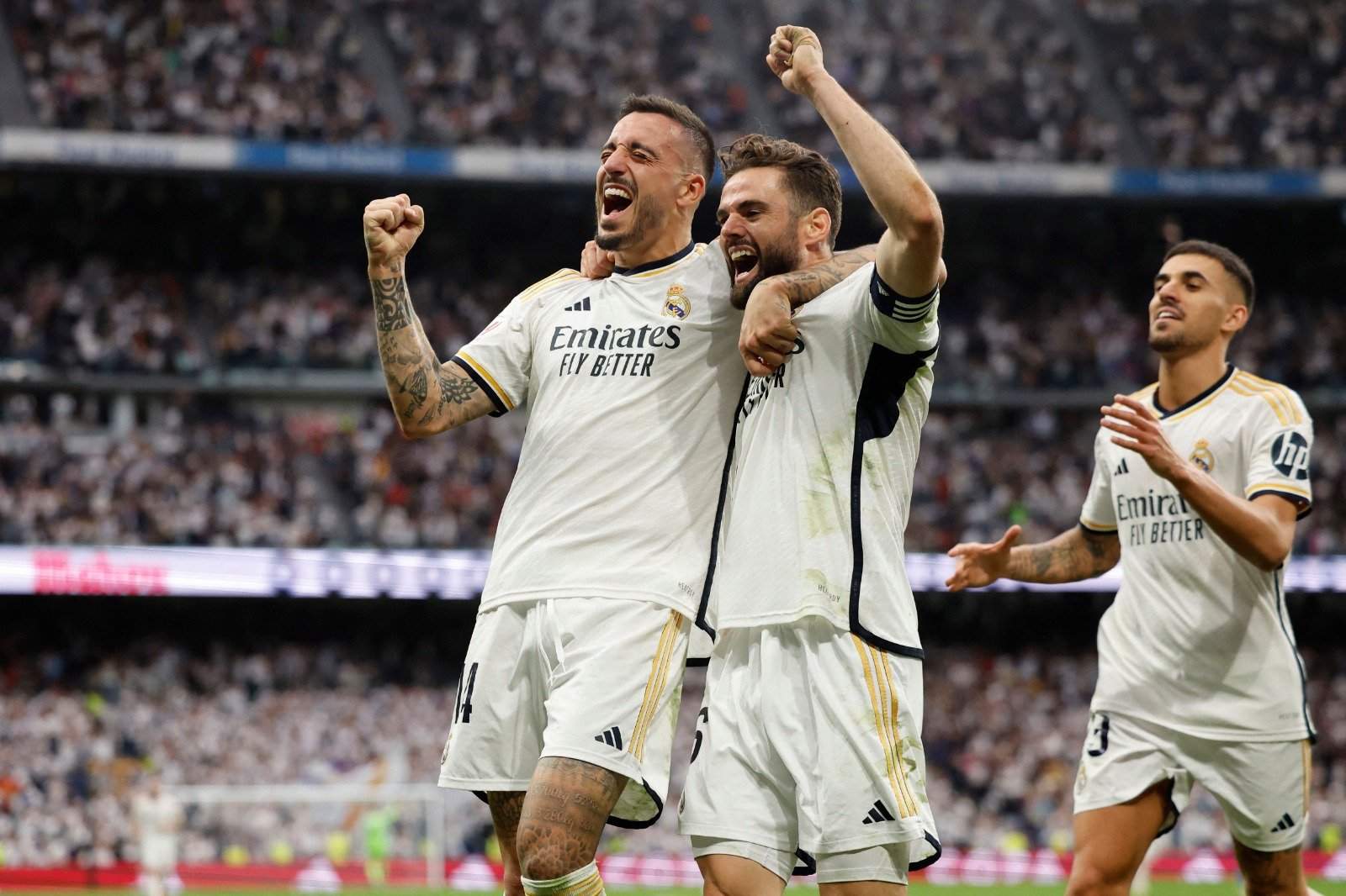 Jogadores do Real Madrid comemoram gol contra o Cádiz (foto: Oscar del Pozo/AFP)