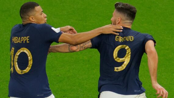 Mbappé e Giroud em ação pela Seleção Francesa (foto: Odd ANDERSEN / AFP)