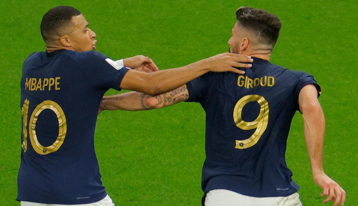 Mbappé e Giroud em ação pela Seleção Francesa (foto: Odd ANDERSEN / AFP)