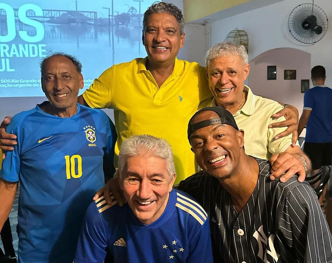 Gioazinho y otras estrellas del Cruzeiro celebran la victoria en el Campeonato Sudamericano en un bar de Bosnia y Herzegovina