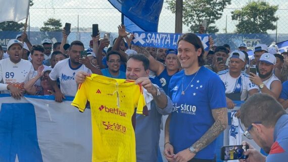 Cássio é recepcionado com festa pela torcida do Cruzeiro na Toca da Raposa II (foto: Luiz Henrique Campos/No Ataque)