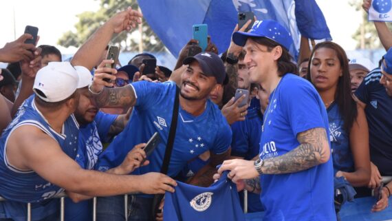 Cássio é recebido com festa pela torcida do Cruzeiro na Toca da Raposa 2 (foto: Gladyston Rodrigues/EM/D.A Press)
