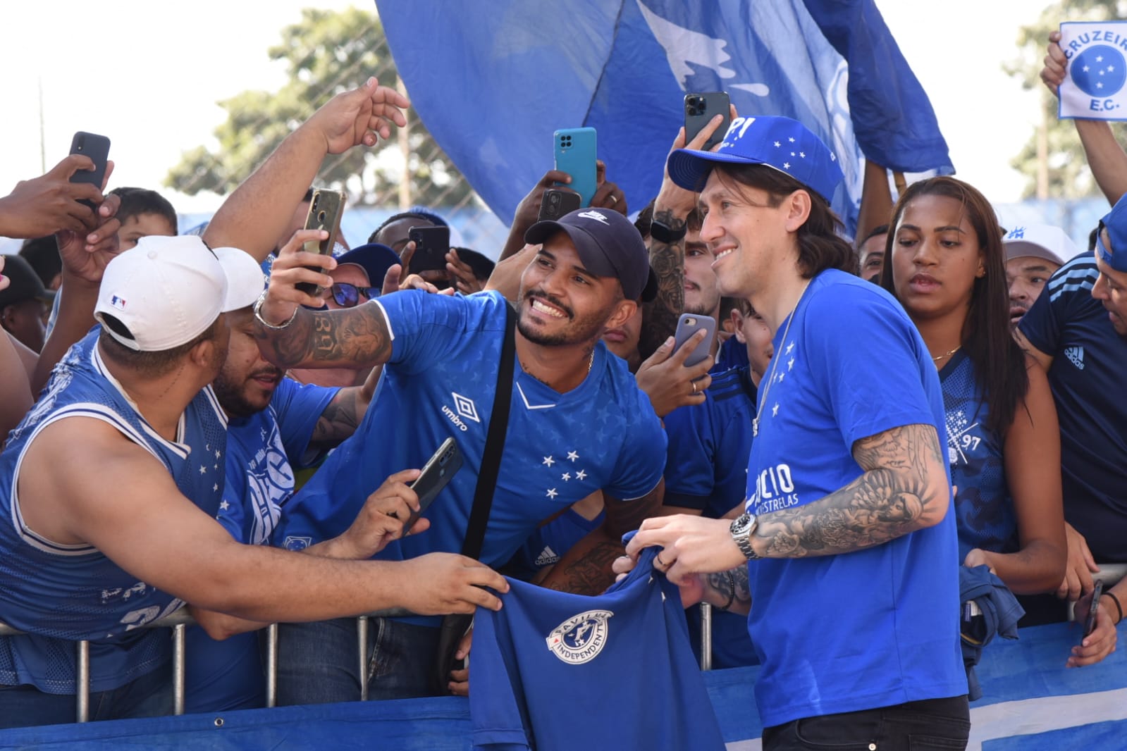 Cássio é recebido com festa pela torcida do Cruzeiro na Toca da Raposa 2
