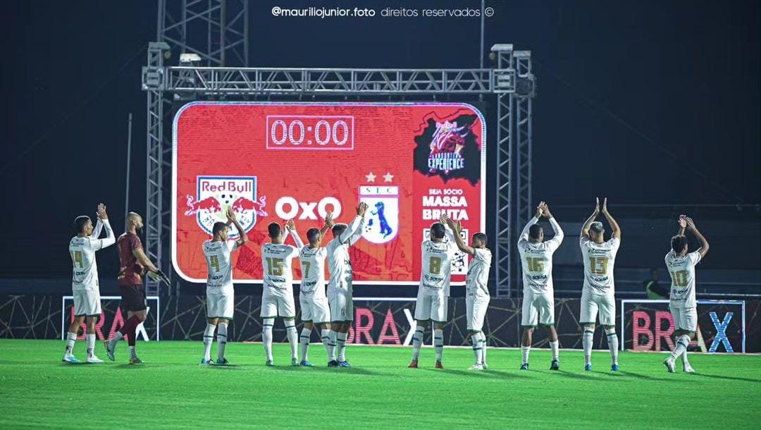 Jogadores do Sousa cumprimentam torcida antes da partida contra o Bragantino (foto: Divulgação/Sousa Esporte Clube)
