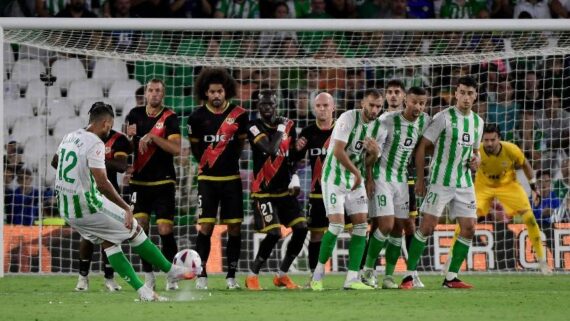 Willian José fez gol em cobrança de falta pelo Betis contra o Rayo Vallecano (foto: CRISTINA QUICLER/AFP)