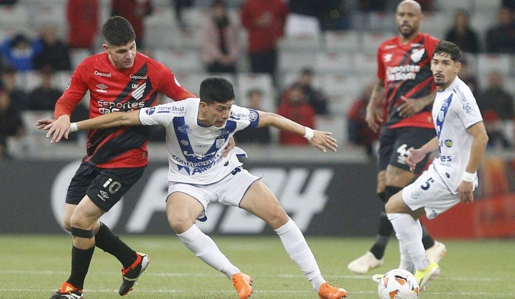 Sportivo Ameliano ganhou do Athletico-PR por 1 a 0 (foto: Albari Rosa/AFP)