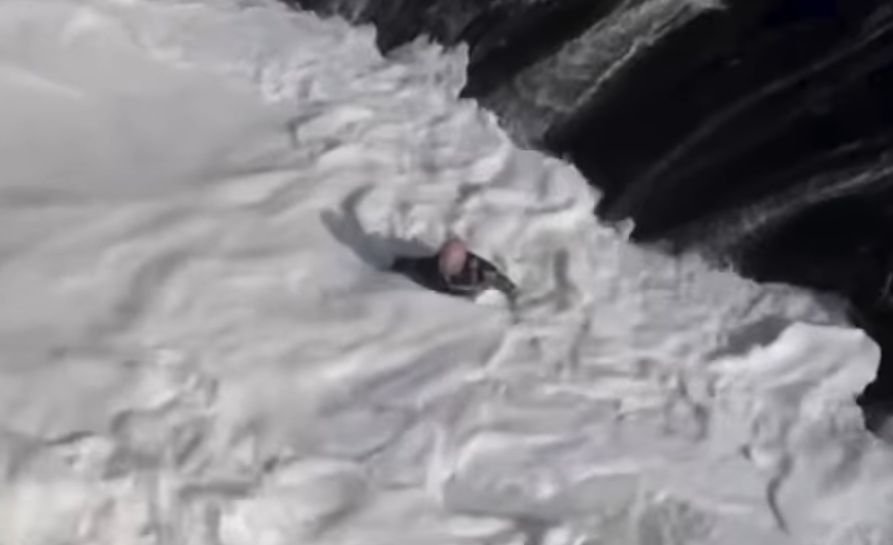 Will Santana ficou preso entre a correnteza e as pedras ao tentar salvar o jet-ski do amigo (foto: Redes sociais/Reprodução)