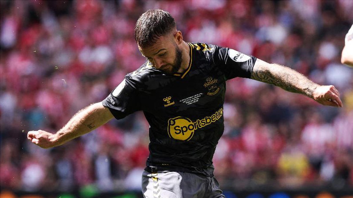 Adam Armstrong fez 24 gols na EFL Championship (foto: Adrian DENNIS/AFP)