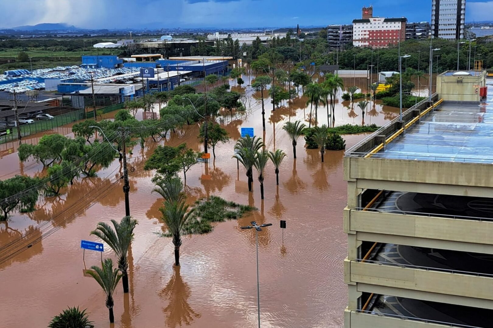 Imagens aéreas mostram aeroporto de Porto Alegre alagado (foto: AFP)