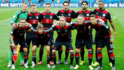 Time titular da Alemanha que enfrentou o Brasil, da esquerda para a direita: Neuer, Kroos, Klose, Hummels, Khedira, Boateng (acima), Lahm, Müller, Höwedes, Schweinsteiger e Özil (abaixo) (foto: KAI PFAFFENBACH/AFP)