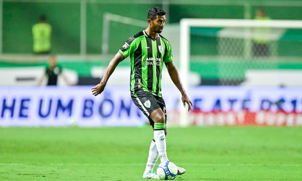 Ricardo Silva, zagueiro do América, em jogo da Série B (foto: Mourão Panda/América)