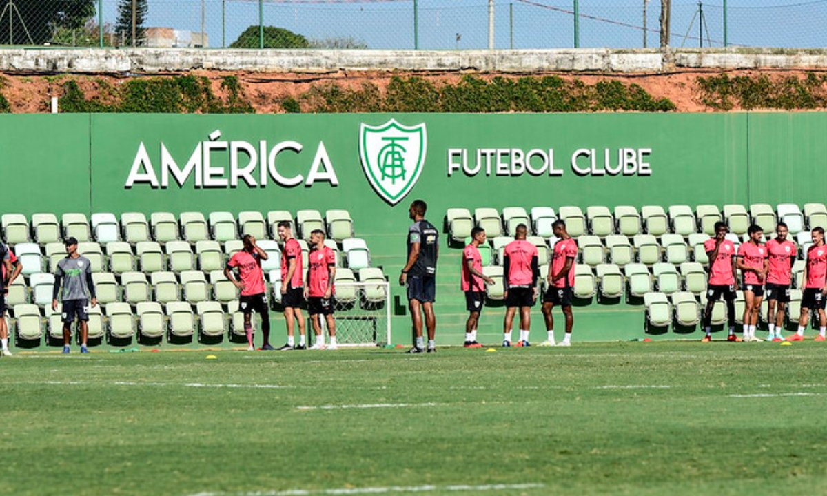América durante treino (foto: Mourão Panda/América)