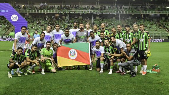 Jogadores do América com a bandeira do Rio Grande do Sul antes de partida pela Série B (foto: Mourão Panda/América)