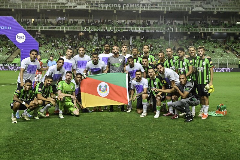 Jogadores do América com a bandeira do Rio Grande do Sul antes de partida pela Série B (foto: Mourão Panda/América)