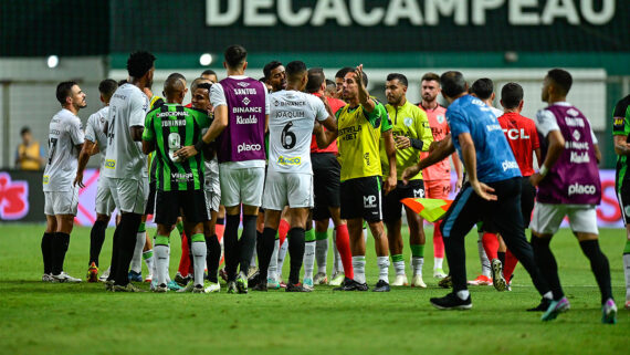 Jogadores de América e Santos discutem após gol polêmico de Renato Marques (foto: Mourão Panda/América)