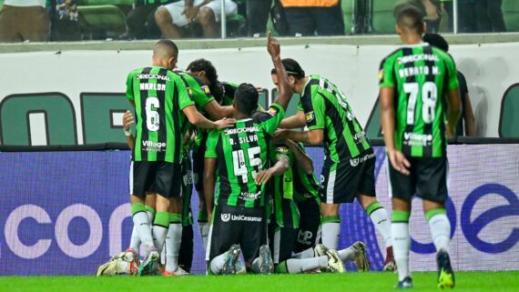 Jogadores do América comemoram gol da vitória por 2 a 1 sobre o Santos, no Independência, pela sétima rodada da Série B, na última sexta (24/5) (foto: Mourão Panda/América)