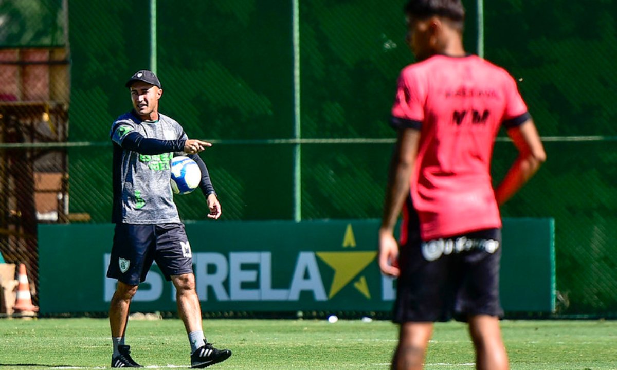 Técnico Cauan de Almeida em treino do América (foto: Mourão Panda/América)