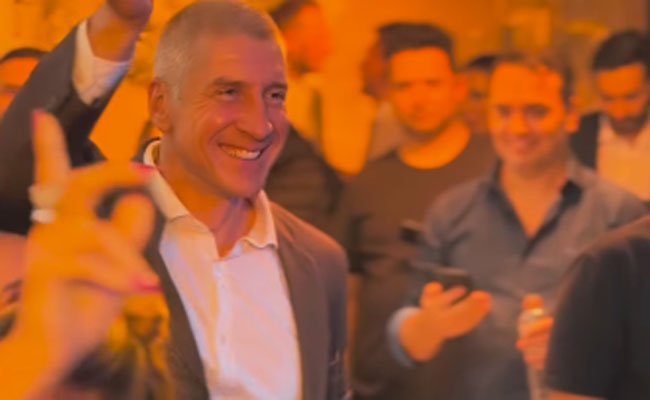 Anderson Daronco divertiu os convidados de uma festa de casamento ao mostrar o cartão vermelho (foto: Reprodução)