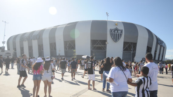 Torcedores e torcedoras do Atlético na Arena MRV, em Belo Horizonte (foto: Alexandre Guzanshe/EM/D.A Press)