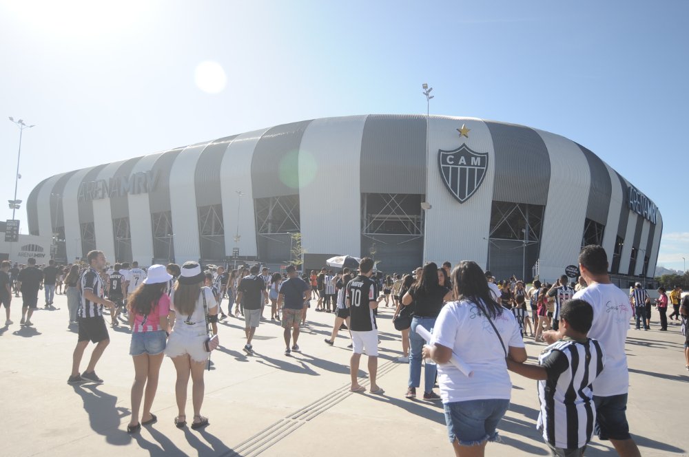 Torcedores e torcedoras do Atlético na Arena MRV, em Belo Horizonte (foto: Alexandre Guzanshe/EM/D.A Press)