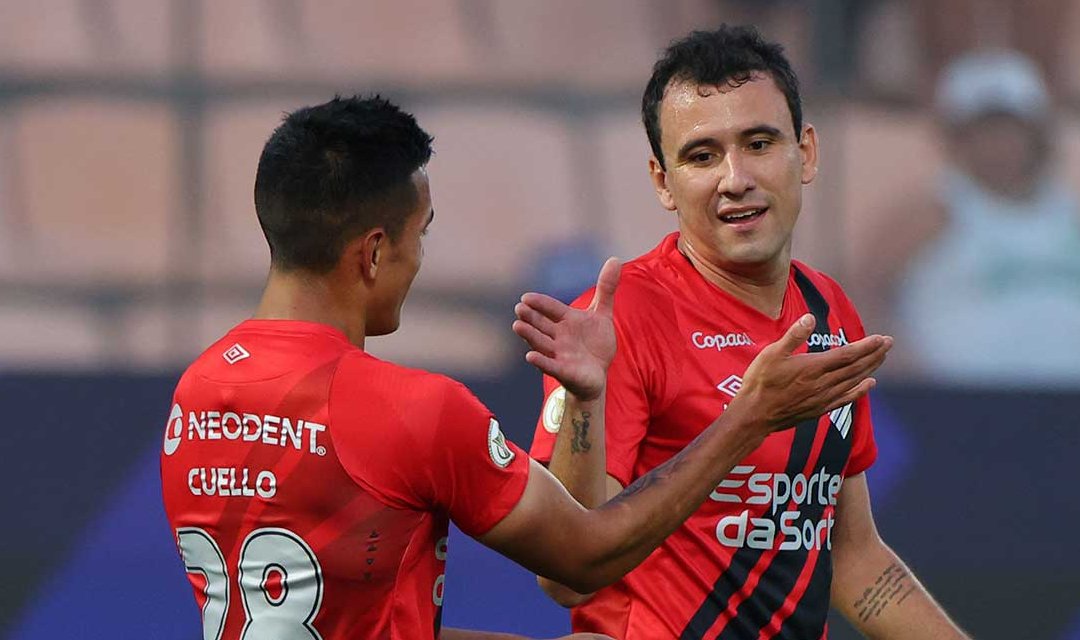 Jogadores do Athletico-PR comemoram gol sobre o Athletico-PR (foto: José Tramontin/athletico.com.br)