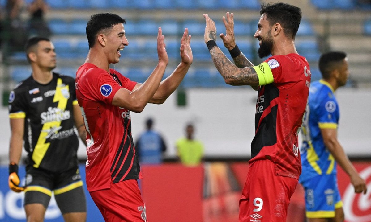 Athletico-PR fez 5 a 1 no Rayo Zuliano (foto: Federico Parra/AFP)