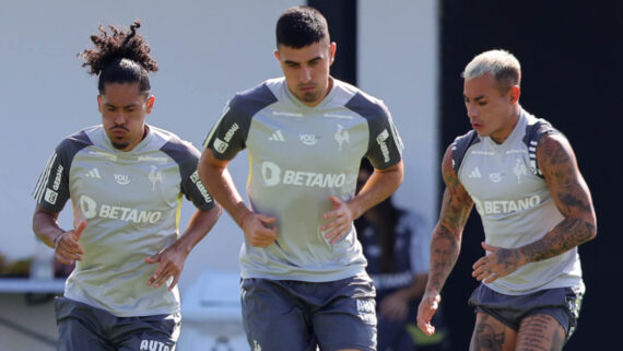 Lemos, Battaglia e Vargas em treino pelo Atlético (foto: Pedro Souza/Atlético)