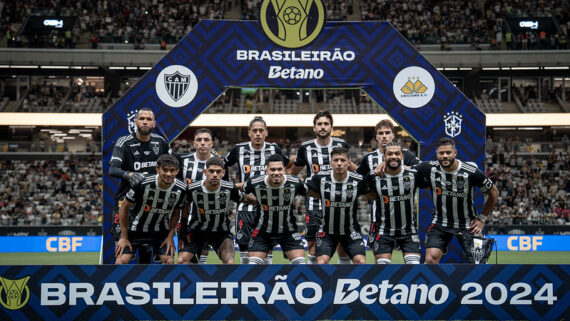 Jogadores do Atlético perfilados em frente à logo do Campeonato Brasileiro (foto: Pedro Souza/Atlético)