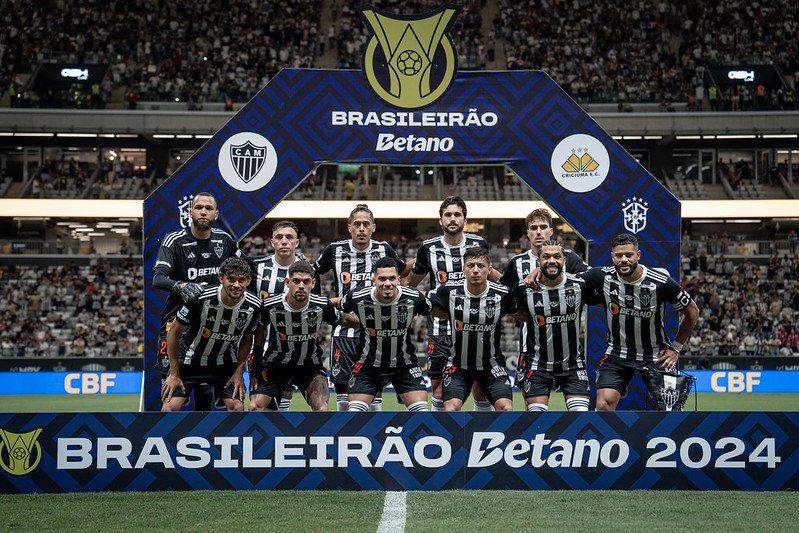 Jogadores do Atlético perfilados em frente à logo do Campeonato Brasileiro (foto: Pedro Souza/Atlético)