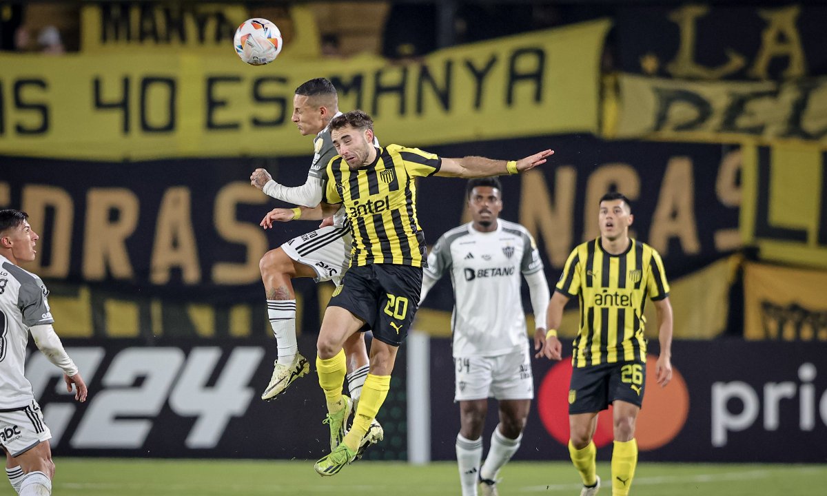 Peñarol x Atlético: Arana disputa bola no alto (foto: Pedro Souza/Atlético)